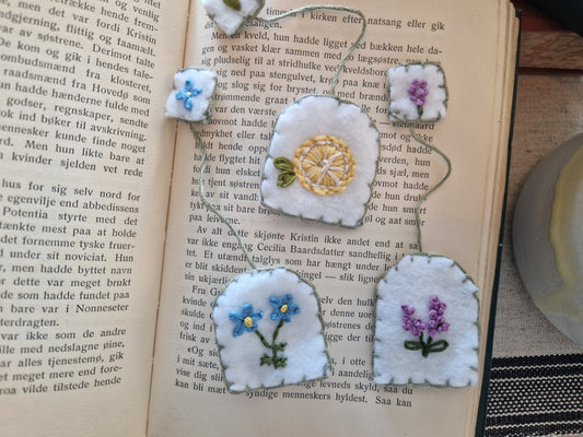 DIY: Astrids broderte bokmerker